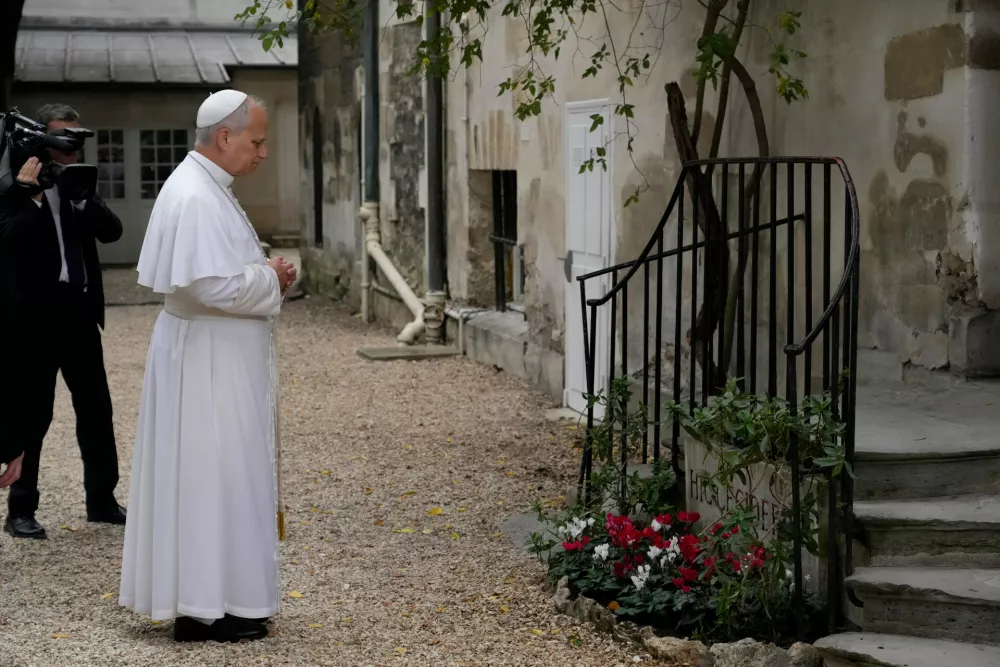 Pope Leo XIV arrives at the Institut Catholique de Paris to meet with members of the provincial synodal assembly, catechumens and neophytes, Saturday, Sept. 26, 2026, in Paris. (AP Photo/Gregorio Borgia)