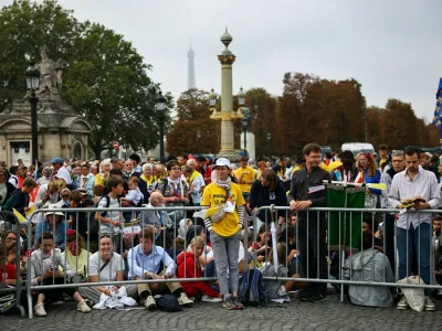 Faithful gather before the arrival of Pope Leo to celebrate an open-air Mass at the Place de la Concorde, in Paris, as part of his four-day apostolic journey to France, September 26, 2026. REUTERS/Sarah Meyssonnier