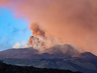 Dana&scaron;nja fotografija izbruha vulkana.