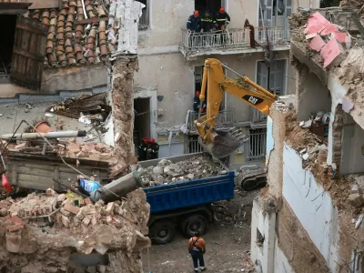 Re&scaron;evalci intenzivno i&scaron;čejo preživele. / Foto: Profimedia