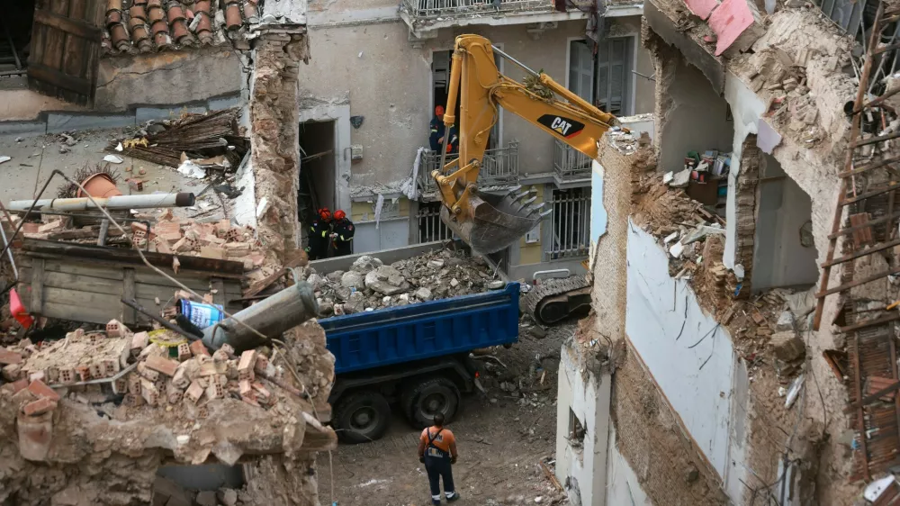 Re&scaron;evalci intenzivno i&scaron;čejo preživele. / Foto: Profimedia