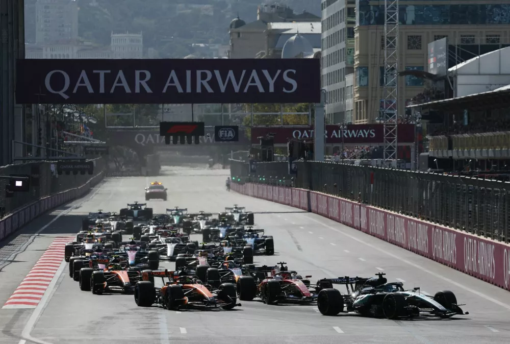 Formula One F1 - Azerbaijan Grand Prix - Baku City Circuit, Baku, Azerbaijan - September 26, 2026 Mercedes' George Russell leads at the start of the race REUTERS/Jakub Porzycki   TPX IMAGES OF THE DAY