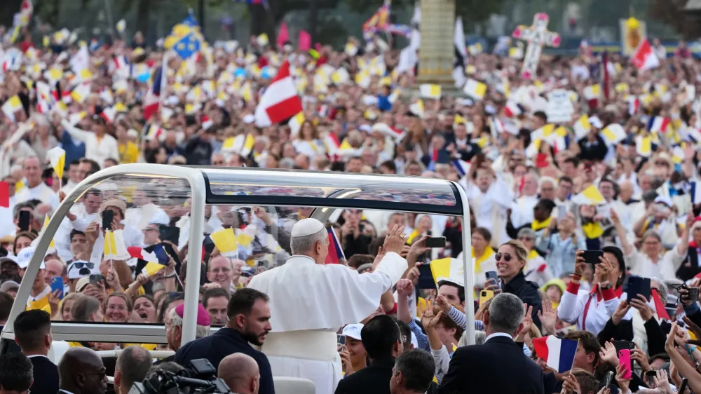 Pope Leo XIV arrives to celebrate mass at Place de la Concorde, Paris, Saturday, Sept. 26, 2026. (AP Photo/Gregorio Borgia)
