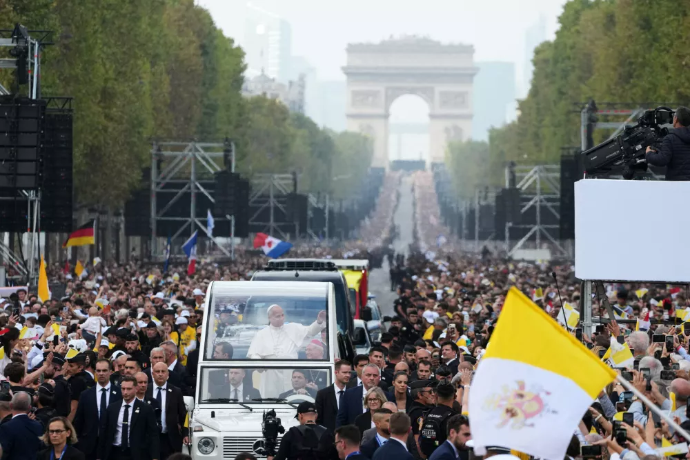 Pope Leo XIV arrives to celebrate mass at Place de la Concorde, Paris, Saturday, Sept. 26, 2026. (AP Photo/Gregorio Borgia)