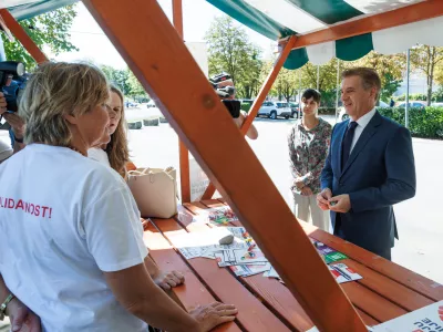 Ljubljana, pred Upravno enoto Ljubljana.Predsednik Gibanja Svoboda Robert Golob bo skupaj s poslancema Svobode Martinom Premkom in Saro Zibrat oddal podpis za razpis referenduma o interventnem zakonu.