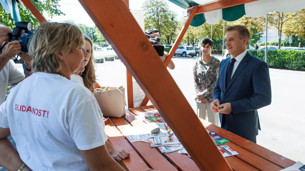Ljubljana, pred Upravno enoto Ljubljana.Predsednik Gibanja Svoboda Robert Golob bo skupaj s poslancema Svobode Martinom Premkom in Saro Zibrat oddal podpis za razpis referenduma o interventnem zakonu.