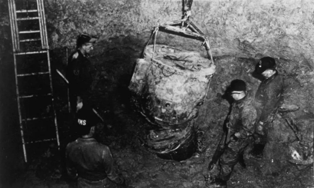 Bomba, ki se je zarila globoko v zemljo in pri kateri je manjkalo zelo malo, da bi se sprožila. / Foto: Wikipedia