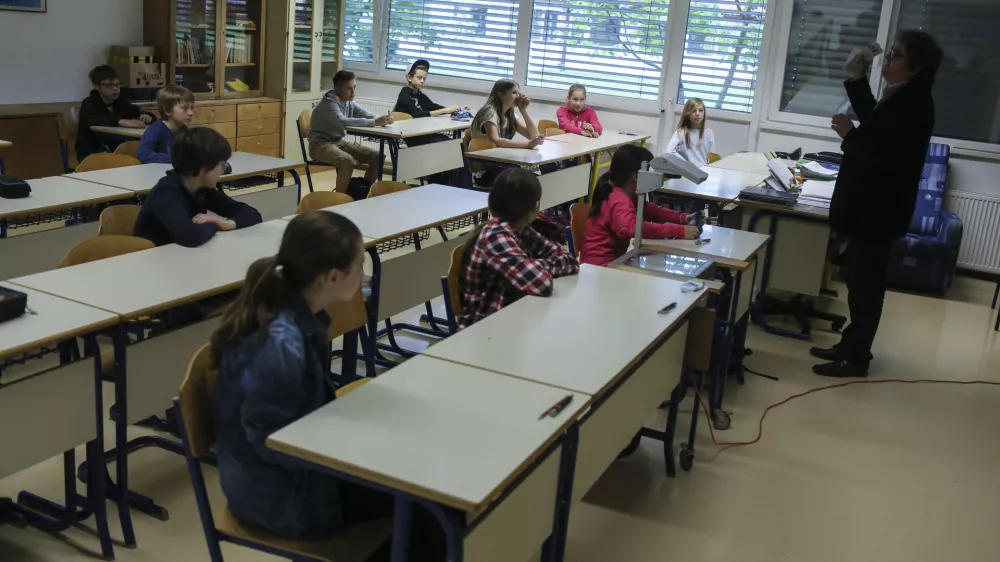 Učitelji plačani slab&scaron;e od primerljivo izobraženih: &ldquo;S tem država izgublja&rdquo;