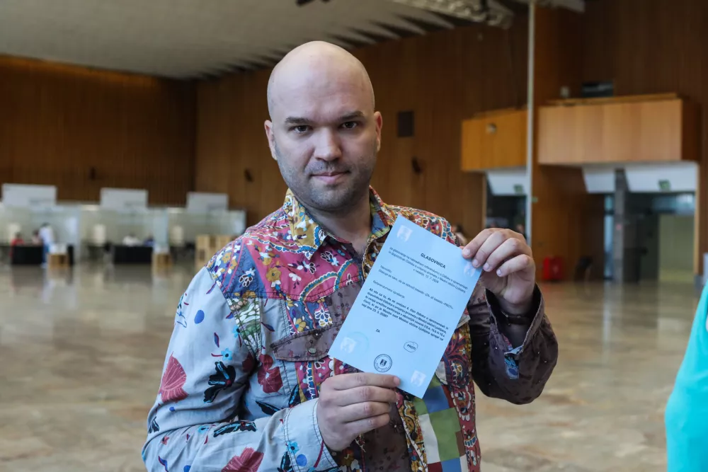 - Denis Striković, mestni svetnik Levica Vesna,- 07.07.2026. - Predčasno glasovanje za Referendum o spremenjenem parkirnem odloku. Gospodarsko razstavi&scaron;če Ljubljana.//FOTO: Bojan Velikonja