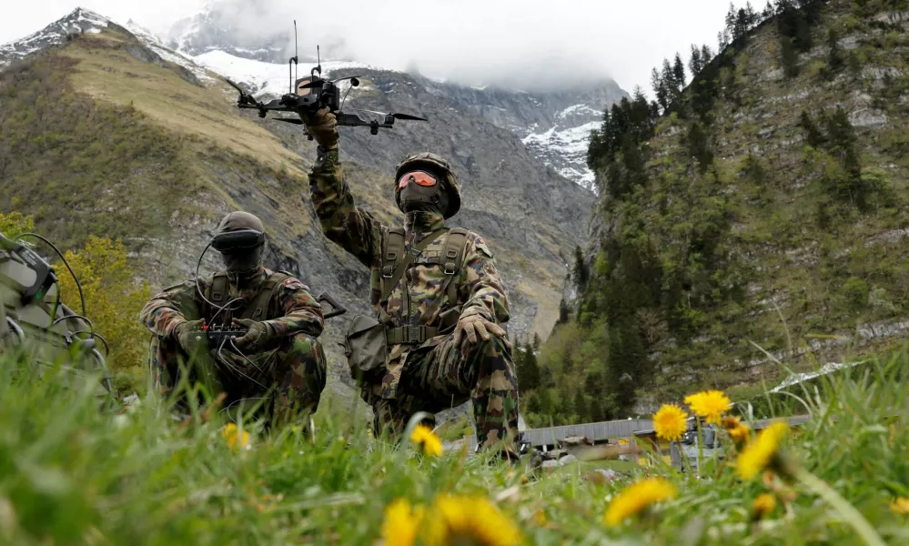 FILE PHOTO: A Swiss army drone operator controls a first person view drone during a presentation of usage of small drones at an army facility in Elm, Switzerland, May 18, 2026. REUTERS/Stefan Wermuth/File Photo