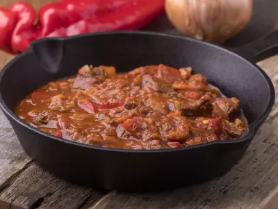 Golaž lahko pripravimo tudi v takole. Vselej pa je pomembno, kak&scaron;ne sestavine uporabimo. / Foto: Istock