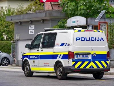 Policijski kombi v Kranju. Slika je simbolična.
