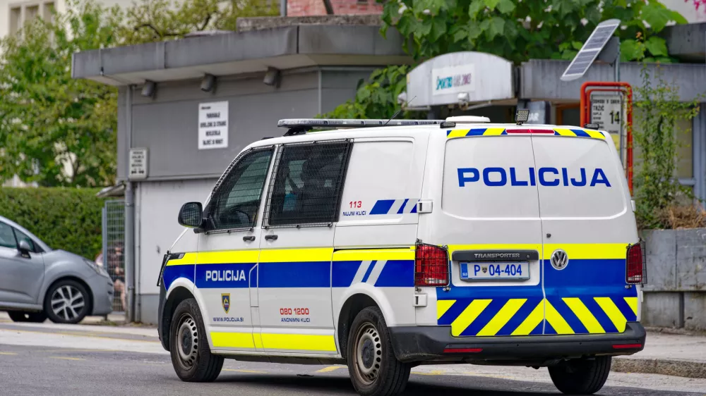 Policijski kombi v Kranju. Slika je simbolična.