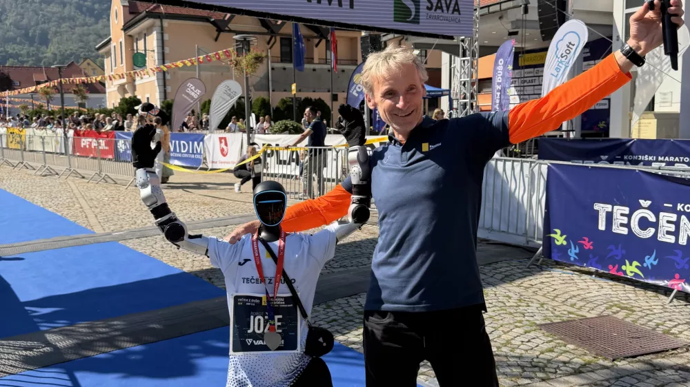 Robot Jože v družbi človeka / Foto: Vandri Robotics