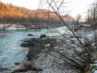 - 06.12.2017 &ndash; Tacen - Črnuče - reka Sava - Na ljubljanski občini so se odločili urediti plažo nedaleč stran od črnu&scaron;kega mostu in teni&scaron;kih igri&scaron;č, ki leži na za&scaron;čitenem območju Natura 2000, kjer so dovoljeni posegi zelo omejeni. - plaža.  //FOTO: Bojan Velikonja