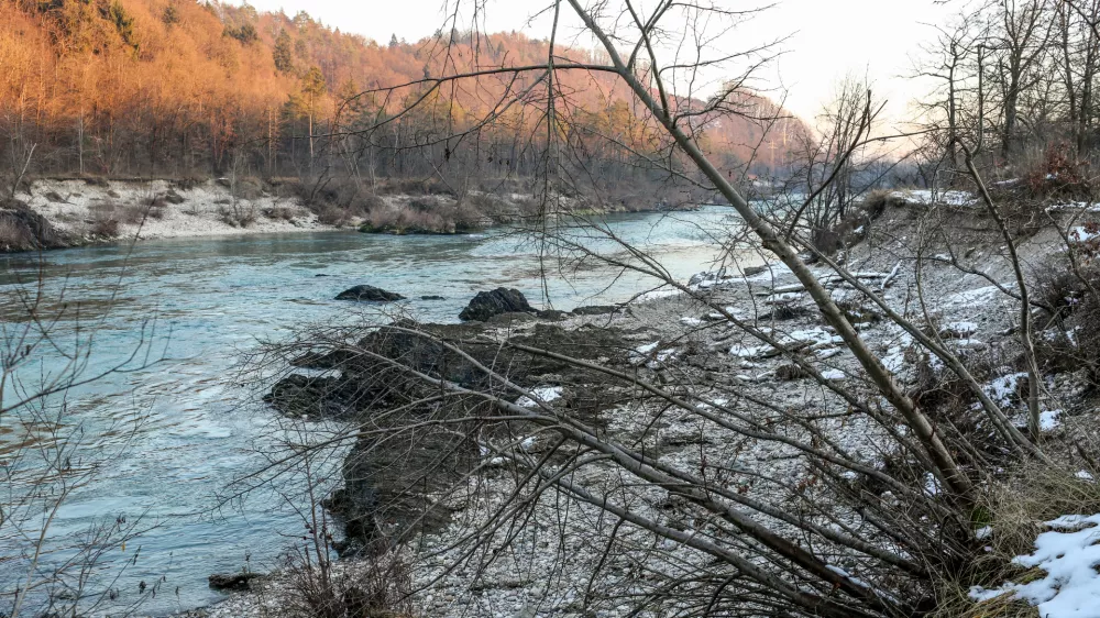 - 06.12.2017 &ndash; Tacen - Črnuče - reka Sava - Na ljubljanski občini so se odločili urediti plažo nedaleč stran od črnu&scaron;kega mostu in teni&scaron;kih igri&scaron;č, ki leži na za&scaron;čitenem območju Natura 2000, kjer so dovoljeni posegi zelo omejeni. - plaža.  //FOTO: Bojan Velikonja