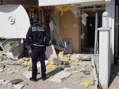 bankomat, eksplozija, eksplozija bankomata, Divača, policija, PU Koper
