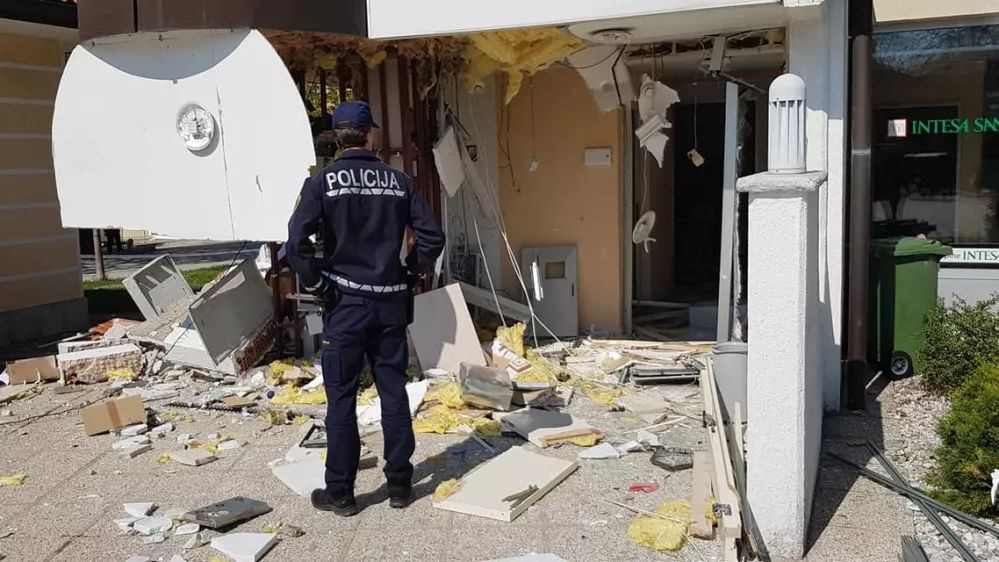 bankomat, eksplozija, eksplozija bankomata, Divača, policija, PU Koper