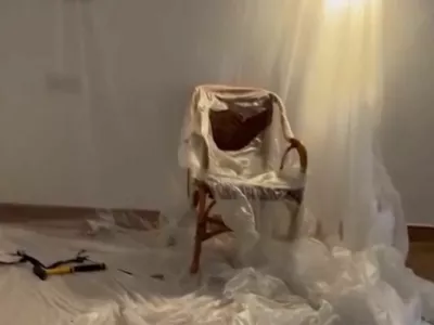 Mučilnica, ki naj bi si jo omislili na "sedežu" kriminalne združbe v luksuzni hi&scaron;i v &Scaron;paniji, je bila v celoti prekrita s plastično folijo. 