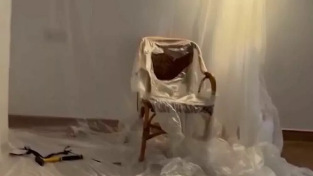 Mučilnica, ki naj bi si jo omislili na "sedežu" kriminalne združbe v luksuzni hi&scaron;i v &Scaron;paniji, je bila v celoti prekrita s plastično folijo. 