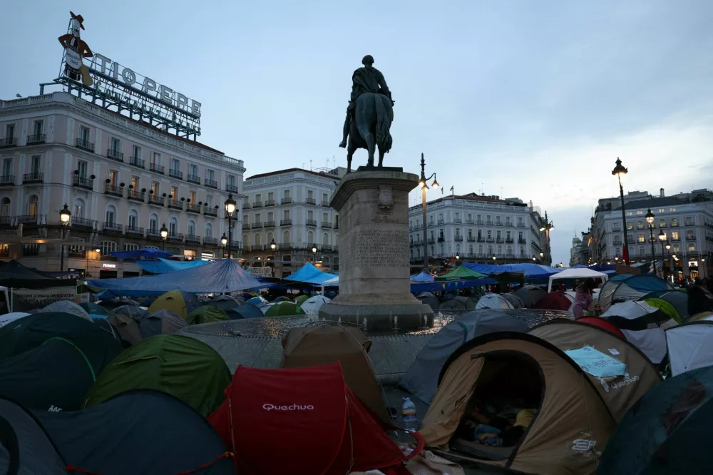 Demonstrators and supporters use tents after setting up a camp at Puerta del Sol square in protest against Spain's housing crisis after the forceful eviction of an 87-year-old woman from her apartment in Madrid, Spain, September 28, 2026. REUTERS/Juan Medina