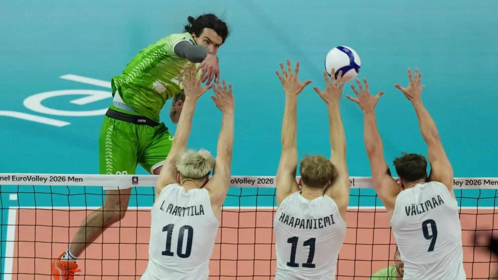 Slovenia's Nik Mujanovic, top left, spikes the ball as Finland's Luka Marttila, Miika Haapaniemi and Santeri Valimaa try to block during the men's European volleyball championship third-place final match between Finland and Slovenia in Milan, Italy, Saturday, Sept. 26, 2026. (AP Photo/Antonio Calanni) / Foto: Antonio Calanni