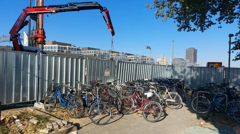 Potniki sredi največjega ljubljanskega gradbi&scaron;ča
