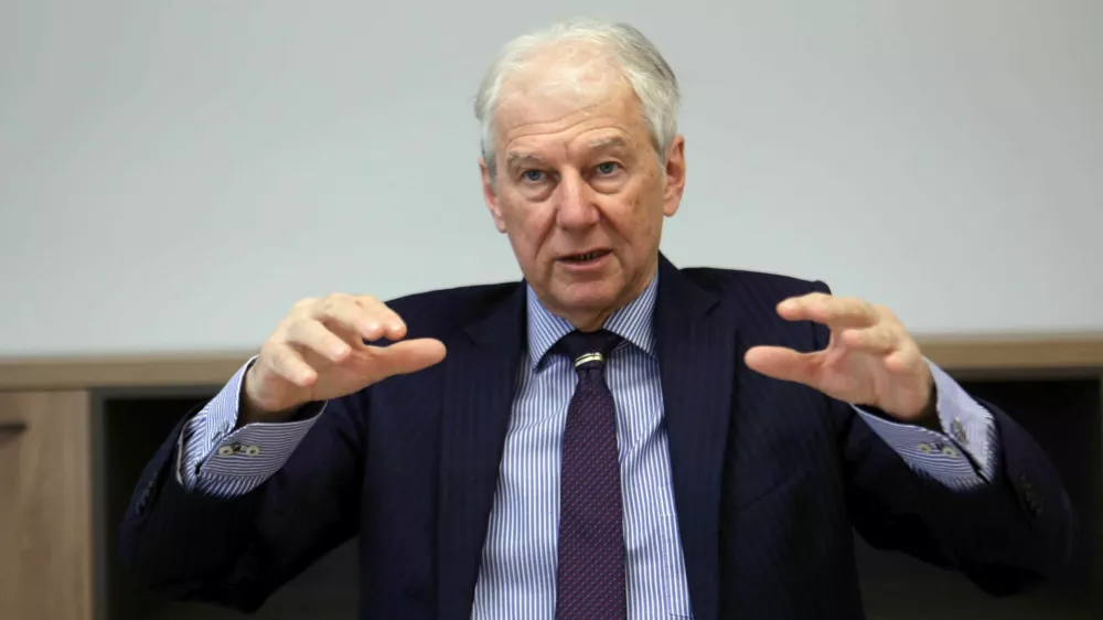 Fiskalni svet: Več za orožje, v zdravstveni blagajni 250-milijonska luknja