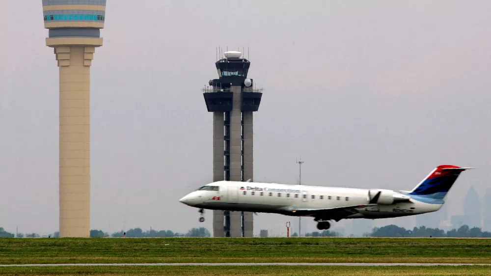 FILE PHOTO: A Delta Air Lines aircraft lands at Hartsfield-Jackson Atlanta International Airport in Atlanta, Georgia May 16, 2006. REUTERS/Tami Chappell/File Photo