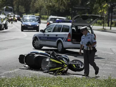 5.9.2013 - &Scaron;martinska cesta, prometna - motoristična nesreča - motorist, skuter, policija, ogled kraja prometne nesreče.  //FOTO: Luka Cjuha