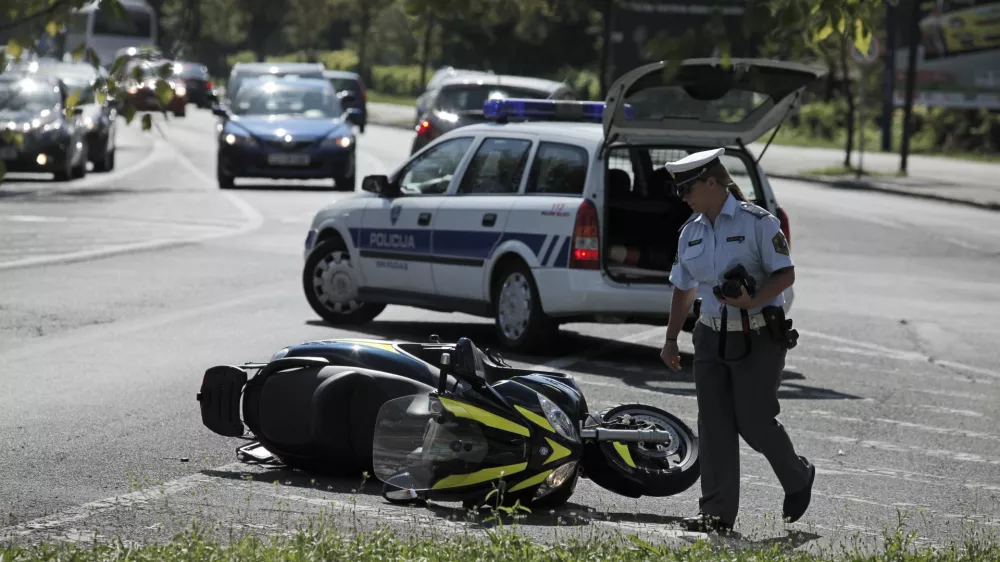 5.9.2013 - &Scaron;martinska cesta, prometna - motoristična nesreča - motorist, skuter, policija, ogled kraja prometne nesreče.  //FOTO: Luka Cjuha