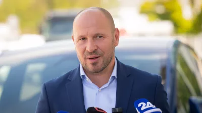 Ljubljana, Tesla Center Ljubljana.Minister za infrastrukturo in energetiko Jernej Vrtovec je obiskal Tesla Center Ljubljana, kjer je preizkusil napredni sistem avtonomne voznje pod nadzorom (FSD Supervised) in se seznanil z njegovim delovanjem v praksi.
