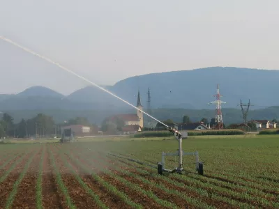 kmetijstvo, kmetijsko zemlji&scaron;če, namakanje, namakalni sistem. Foto: Tatjana Pihlar 
