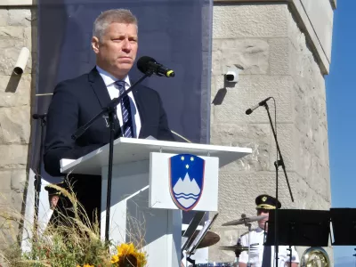 Cerje, ob Pomniku miru.Tradicionalno zborovanje za mir ob mednarodnem dnevu miru.Minister za obrambo Valentin Hajdinjak.