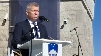 Cerje, ob Pomniku miru.Tradicionalno zborovanje za mir ob mednarodnem dnevu miru.Minister za obrambo Valentin Hajdinjak.