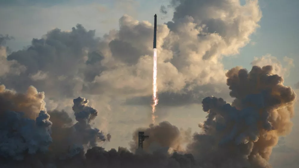 The SpaceX Starship and Super Heavy v3 Booster lift off on its 14h test flight from the SpaceX launch complex in Starbase, Texas, U.S., September 28, 2026. The mission is expected to send the vehicle into orbit for the first time and deploy 26 Starlink V3 satellites. REUTERS/Steve Nesius