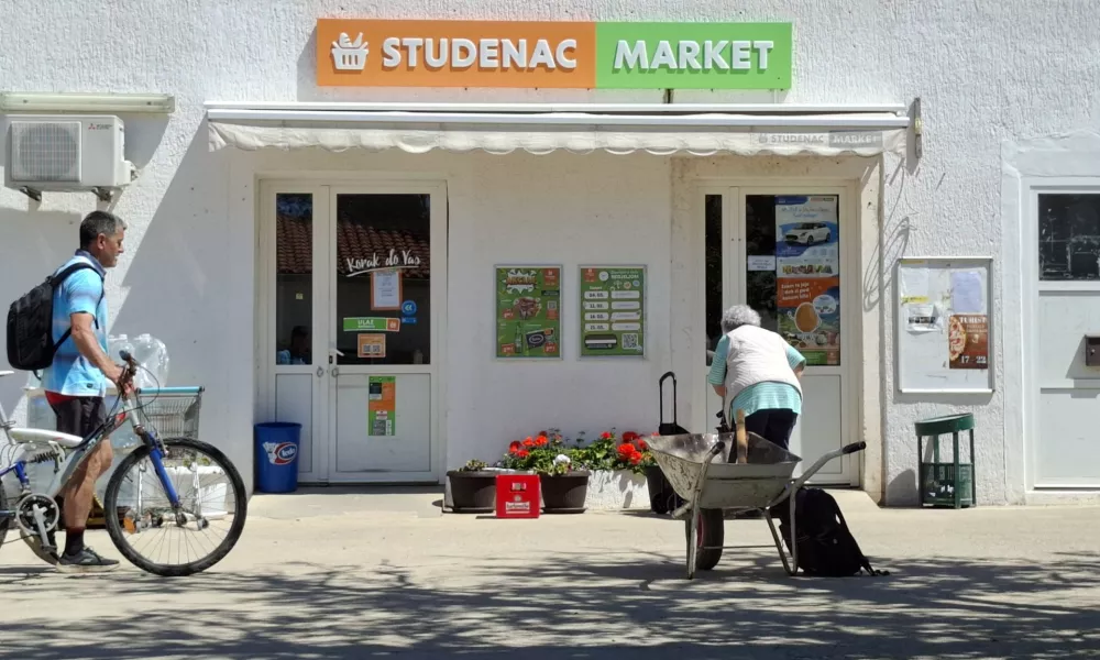 &Scaron;tajerski trgovec Kea pod Studencem v rdečem