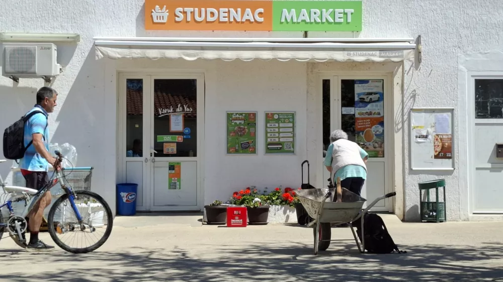 &Scaron;tajerski trgovec Kea pod Studencem v rdečem