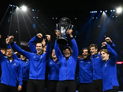 Tennis - Laver Cup - O2 Arena, London, Britain - September 27, 2026 Team Europe's Carlos Alcaraz, Alexander Zverev, Casper Ruud, Jakub Mensik, Flavio Cobolli, Rafael Jodar, Arthur Fery, captain Yannick Noah, and vice captain Tim Henman celebrate with the trophy after winning the Laver Cup REUTERS/Dylan Martinez