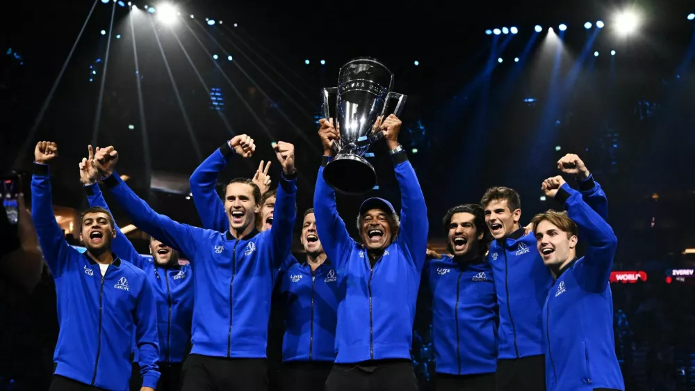Tennis - Laver Cup - O2 Arena, London, Britain - September 27, 2026 Team Europe's Carlos Alcaraz, Alexander Zverev, Casper Ruud, Jakub Mensik, Flavio Cobolli, Rafael Jodar, Arthur Fery, captain Yannick Noah, and vice captain Tim Henman celebrate with the trophy after winning the Laver Cup REUTERS/Dylan Martinez