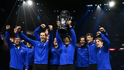 Tennis - Laver Cup - O2 Arena, London, Britain - September 27, 2026 Team Europe's Carlos Alcaraz, Alexander Zverev, Casper Ruud, Jakub Mensik, Flavio Cobolli, Rafael Jodar, Arthur Fery, captain Yannick Noah, and vice captain Tim Henman celebrate with the trophy after winning the Laver Cup REUTERS/Dylan Martinez