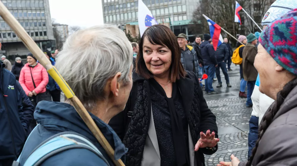 - Alenka Helbl, poslanka SDS,- 06.02.2026. - Protest kmetov pred parlamentom v organizaciji Združenja slovenske kmečke iniciative.- Slovenska kmečka iniciativa, kmetje, kmet,//FOTO: Bojan Velikonja
