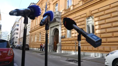 21.5.2026 - Ustavno sodi&scaron;če - vabimo vas na izjavo poslank Svobode Tereze Novak in Lucije Tacer Perlin. Poslanki bosta podprli Darka Nikolovskega, ki bo zaradi vpliva tujih obve&scaron;čevalnih služb, zaradi česar je bila kr&scaron;ena pravica do svobodnih volitev, vložil ustavno pritožbo.zjava poslank in vlagatelja bo danes, 21. 5. 2026, ob 9.00 pred vhodom na sedež Ustavnega sodi&scaron;ča RS (Beethovnova ulica 10).Foto: Luka Cjuha