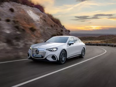 Der neue Mercedes-Benz C 400 4MATIC elektrisch. Energieverbrauch kombiniert: 18,6-14,2 kWh/100 km | CO₂-Emissionen kombiniert: 0 g/km | CO₂-Klasse: A [1] Exterieur: AMG Line; MANUFAKTUR opalithwei&szlig; metallic bright  [1] Die Angaben sind vorl&auml;ufig. Es liegen bislang weder best&auml;tigte Werte von einer amtlich anerkannten Pr&uuml;forganisation noch eine EG-Typgenehmigung noch eine Konformit&auml;tsbescheinigung mit amtlichen Werten vor. Abweichungen zwischen den Angaben und den amtlichen Werten sind m&ouml;glich.;Energieverbrauch kombiniert: 18,6-14,2 kWh/100 km | CO₂-Emissionen kombiniert: 0 g/km | CO₂-Klasse: A*The all-new Mercedes-Benz C 400 4MATIC electric. Energy consumption combined: 18,6-14,2 kWh/100 km | CO₂ emissions combined: 0 g/km | CO₂ class: A [1] Exterior: AMG Line; MANUFAKTUR opalithe white bright [1] The information is provisional. Neither confirmed values from an officially recognised testing organisation nor an EC type approval nor a certificate of conformity with official values are available to date. Deviations between the data and the official values are possible.;Energy consumption combined: 18,6-14,2 kWh/100 km | CO₂ emissions combined: 0 g/km | CO₂ class: A*