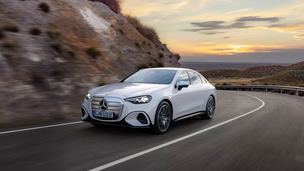 Der neue Mercedes-Benz C 400 4MATIC elektrisch. Energieverbrauch kombiniert: 18,6-14,2 kWh/100 km | CO₂-Emissionen kombiniert: 0 g/km | CO₂-Klasse: A [1] Exterieur: AMG Line; MANUFAKTUR opalithwei&szlig; metallic bright  [1] Die Angaben sind vorl&auml;ufig. Es liegen bislang weder best&auml;tigte Werte von einer amtlich anerkannten Pr&uuml;forganisation noch eine EG-Typgenehmigung noch eine Konformit&auml;tsbescheinigung mit amtlichen Werten vor. Abweichungen zwischen den Angaben und den amtlichen Werten sind m&ouml;glich.;Energieverbrauch kombiniert: 18,6-14,2 kWh/100 km | CO₂-Emissionen kombiniert: 0 g/km | CO₂-Klasse: A*The all-new Mercedes-Benz C 400 4MATIC electric. Energy consumption combined: 18,6-14,2 kWh/100 km | CO₂ emissions combined: 0 g/km | CO₂ class: A [1] Exterior: AMG Line; MANUFAKTUR opalithe white bright [1] The information is provisional. Neither confirmed values from an officially recognised testing organisation nor an EC type approval nor a certificate of conformity with official values are available to date. Deviations between the data and the official values are possible.;Energy consumption combined: 18,6-14,2 kWh/100 km | CO₂ emissions combined: 0 g/km | CO₂ class: A*