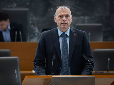 Ljubljana, DZ.Nadaljevanje redne seje DZ, na kateri so med drugim obravnavali predlog zakona o specializiranih organih za obravnavo korupcijskih kaznivih dejanj in organiziranega kriminala, novelo kazenskega zakonika ter predlog o dopolnitvah zakona o praznikih in dela prostih dnevih v RS.Minister za pravosodje Mihael Zupancic.