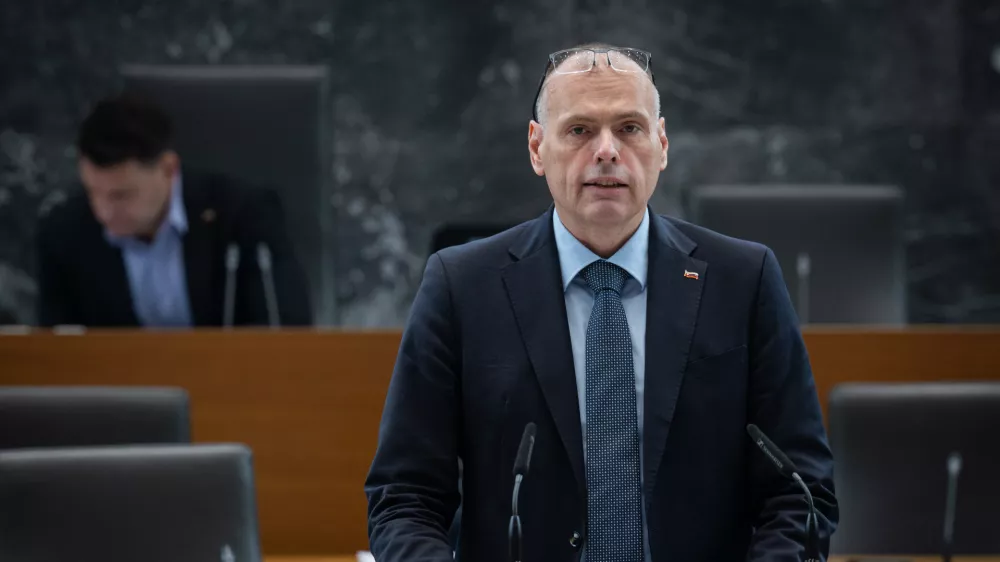 Ljubljana, DZ.Nadaljevanje redne seje DZ, na kateri so med drugim obravnavali predlog zakona o specializiranih organih za obravnavo korupcijskih kaznivih dejanj in organiziranega kriminala, novelo kazenskega zakonika ter predlog o dopolnitvah zakona o praznikih in dela prostih dnevih v RS.Minister za pravosodje Mihael Zupancic.