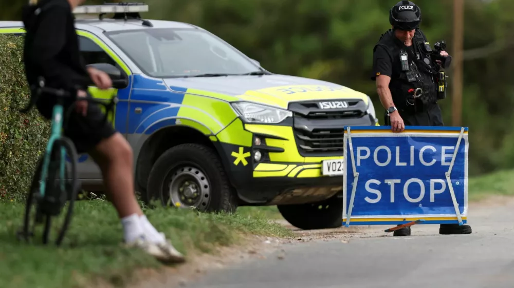 Armed police officer works on a road outside the perimeter of the RAF Fairford airbase, after police declared a major incident at the base after several men were arrested on suspicion of offences under the Explosives Act, in Fairford, Gloucestershire, Britain, September 28, 2026. REUTERS/Toby Shepheard   TPX IMAGES OF THE DAY