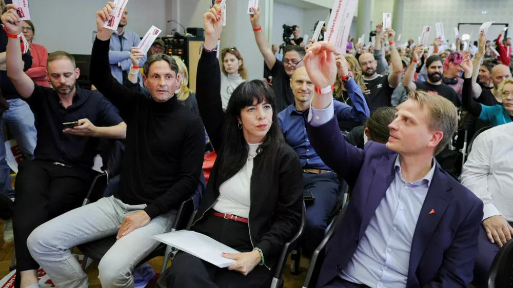 FILE PHOTO: Die Linke (the Left) party's delegates vote as they attend an extraordinary state party conference on their roadmap for exploratory talks following state elections in Berlin, Germany, September 25, 2026. REUTERS/Fabrizio Bensch/File Photo