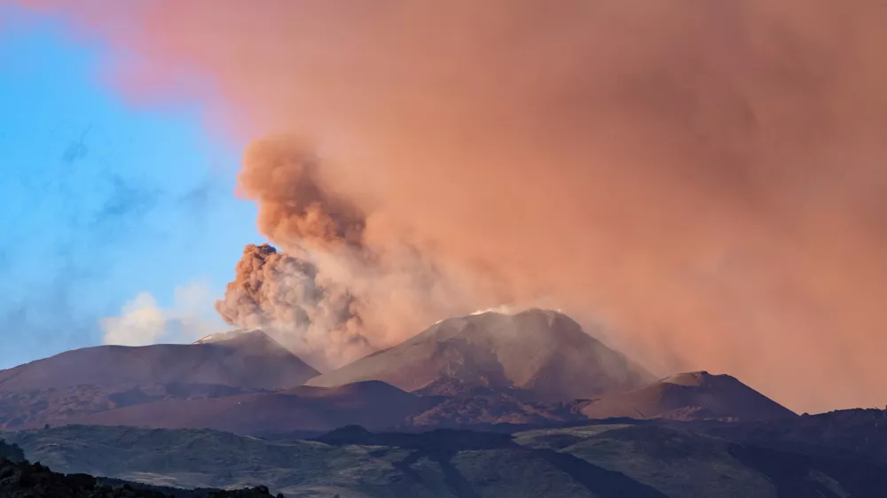 Dana&scaron;nja fotografija izbruha vulkana.